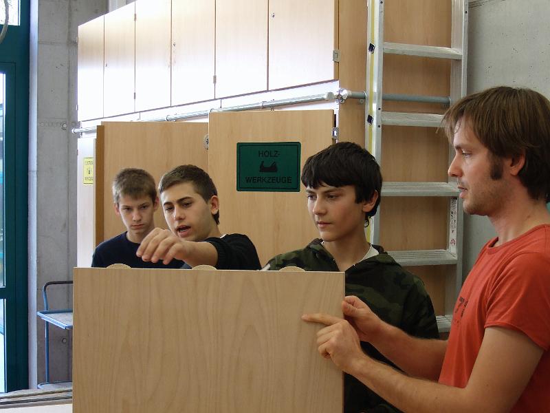 Projekt Theke55.JPG - Beim Zusammenbau wurde jede Hand gebraucht.